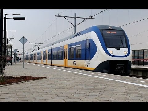 SLT 2401 + 2617 vertrekken uit Station Almere Oostvaarders