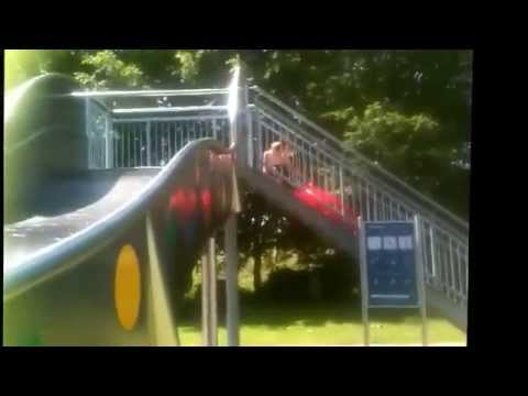 Das rutschen vom Bruder mit Reifen und ohne