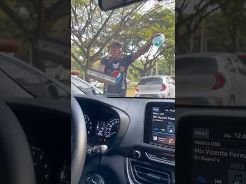 Limpia vidrios me daña el carro por no darle una moneda