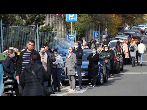 Građani satima čekaju testiranje na COVID-19 ispred bolnice Sestara milosrdnica