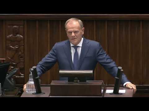 Donald Tusk: oskarża PiS i Falentę o prowokację cyrylicą