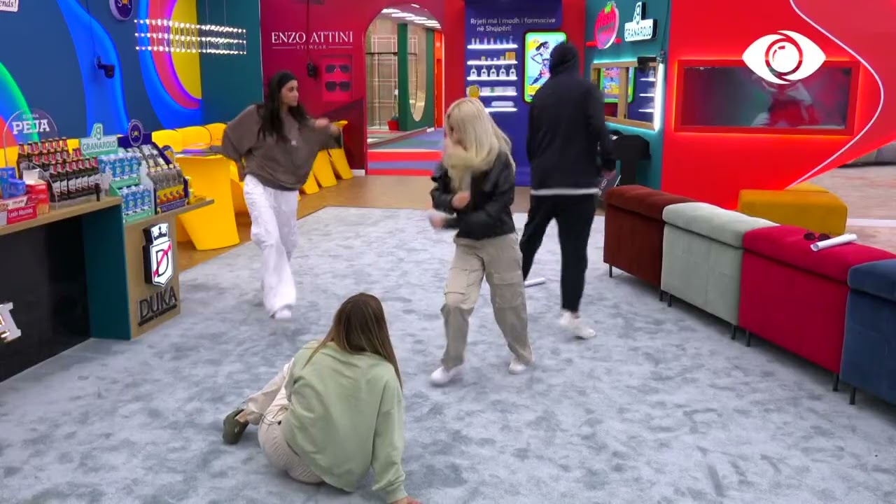 Momente Gazmore/ Banorët kërcejnë