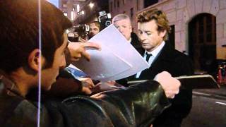 Signe des autographes apr�s Letterman Show (31/01/2012)