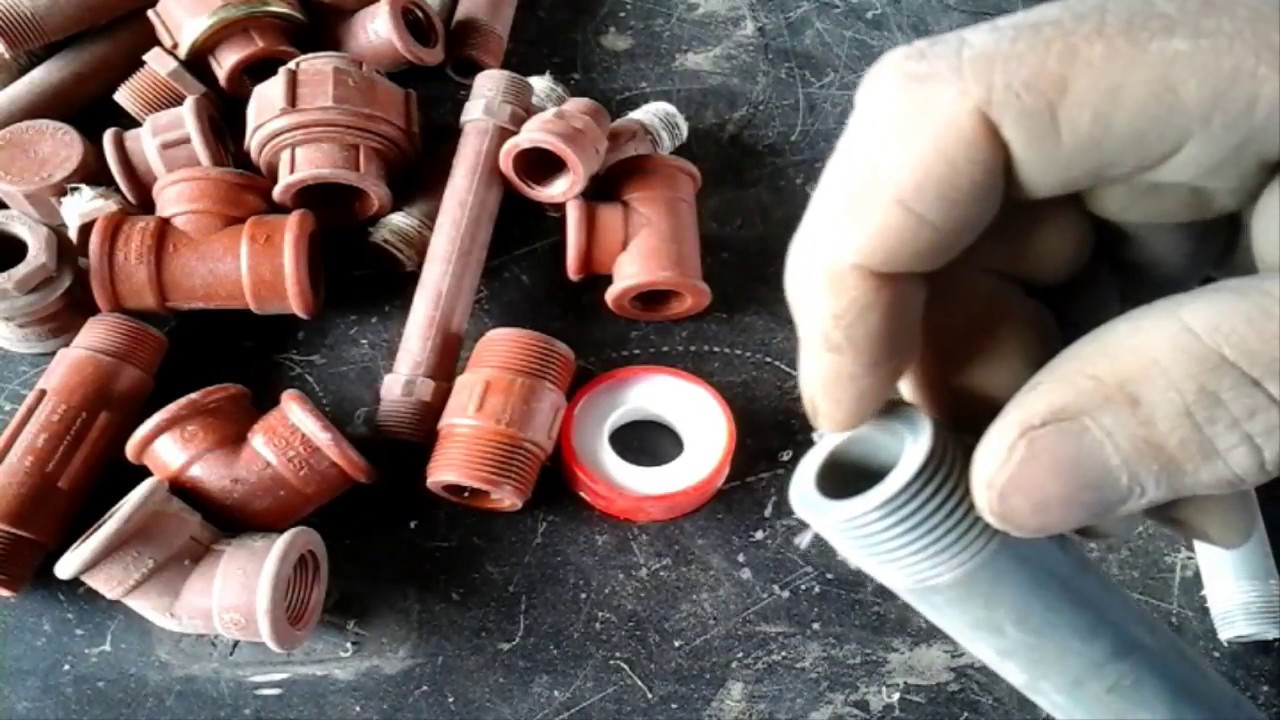 Hacer las uniones en la tuberia de polietileno roscable