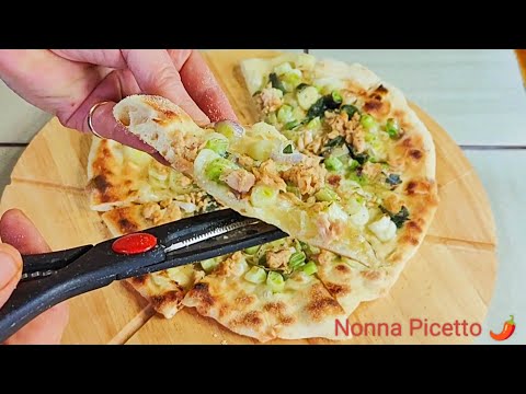 Pizza napoletana con cipolle o cipollotti di Tropea: 4 ricette anche con 'nduja e tonno