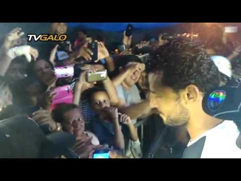 04/02/2017 Após a vitória do Galo, Fred tira fotos com torcedores