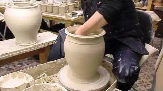 preview picture of video 'Annbritt Schmützer krukmakare/ How to make a big pot'