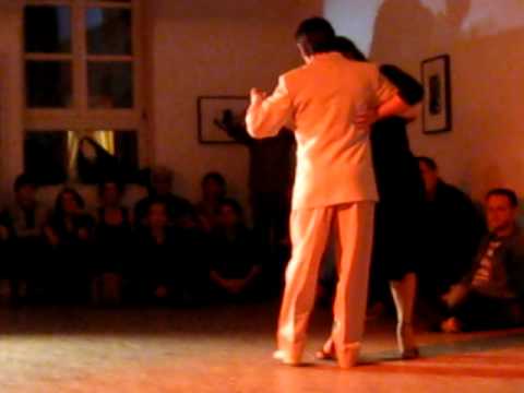  Ayelen Quiroga  and  Alejandro Hermida  are  dancing  to  a  milonga