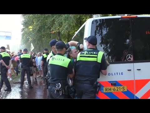 Politie Grijpt hard in Bij demonstratie Extinction Rebellions op de A12 in Den Haag