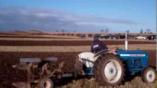 preview picture of video 'L Aitchison Tractor Ploughing Mill Of Airntully Perthshire Scotland'