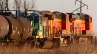 preview picture of video 'BNSF coal train passes burnt ex-BN SD40-2'