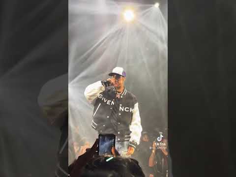 Lunay cantándole Todo o nada a Anita