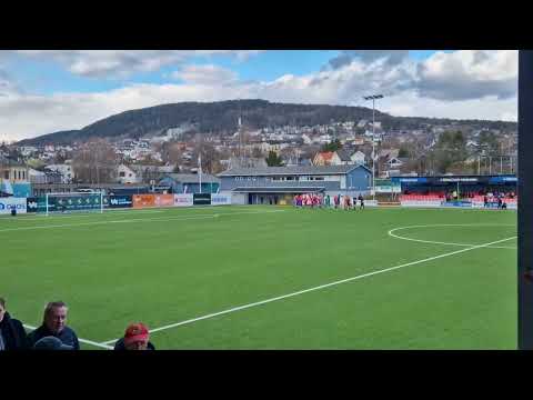 Trikkederby Skeid - Kjelsås 1-0 2.Div 19.04.2024 spillerne kommer ut på Nordre Åsen