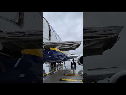 ✈ Ryanair B737-800 | Air Stairs opening  ✈