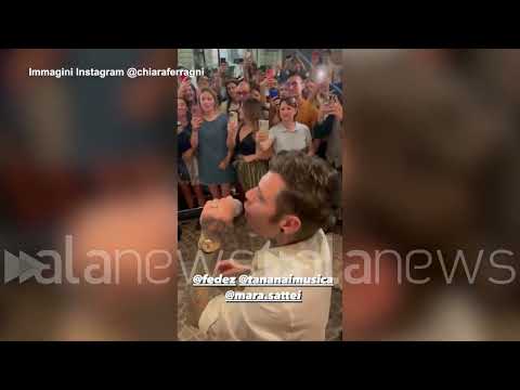 Fedez, Tananai e Mara Sattei improvvisano "La Dolce Vita" per strada a Milano