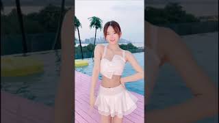 Vòng 1 hơi bé nhưng được cái xinh bù lại