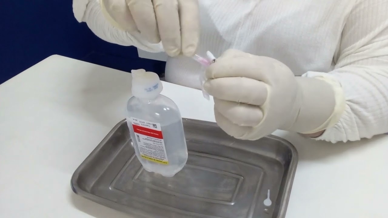 Como abrir um soro fisiológico 0,9% sem contaminar, usando agulha 40x12. Prática Realística.