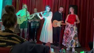 Amantes da Lua (Com Beijo) at Tottenham Sounds