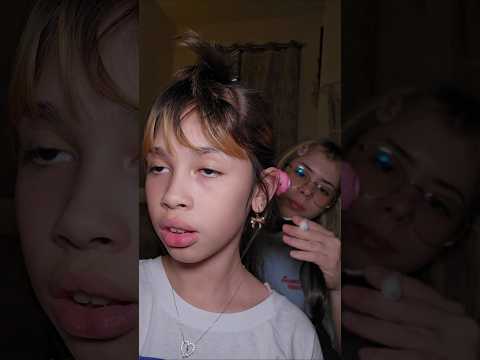 Le rizo el pelo a mi hermana (porque está enojada)