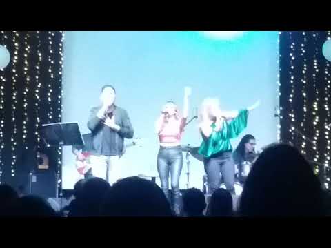 Rossana Fernández-Maldonado junto a Amy Gutierrez y Pedro Loli en concierto