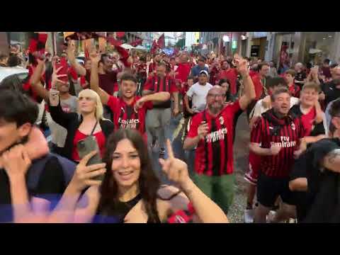 La festa dei milanisti in piazza a Varese