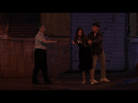 女孩夜晚遭陌生小伙拖拽，路過大叔將她護在身後：別怕，叔叔保護你