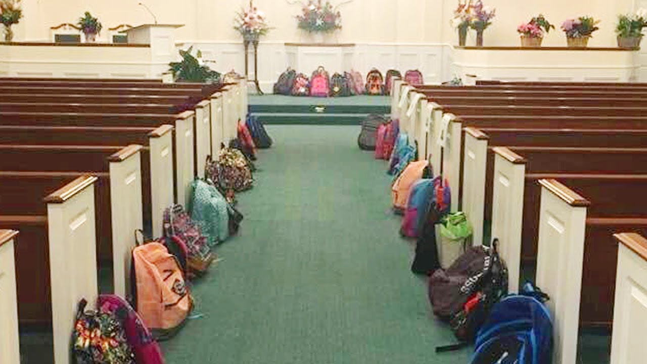 葬儀場に並べられた大量のリュックサック その意味とは…