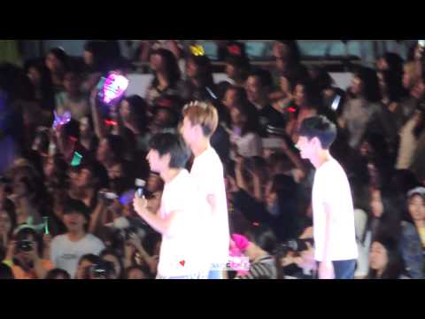 140815 SMTOWN CONCERT / ENDING - SEHUN 세훈이에게 저쪽으로 가자고 손짓하는 타오! 마지막 인사, 레이가 세훈이 업었당♡♡ 마지막 큰절까지 빠밤!!