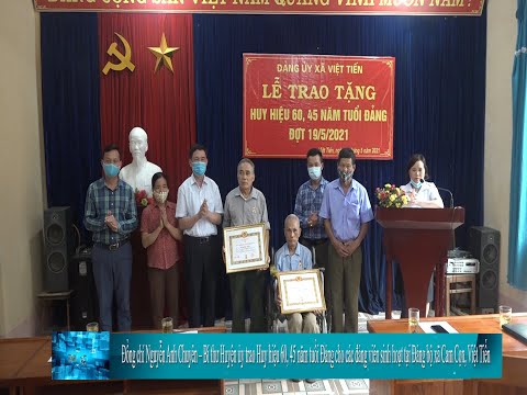 Đồng chí Nguyễn Anh Chuyên – Bí thư Huyện ủy trao Huy hiệu 60, 45 năm tuổi Đảng cho các đảng viên sinh hoạt tại Đảng bộ xã Cam Cọn, Việt Tiến