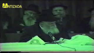 ניגון שמחה בהתוועדות כ''ק הרבי מליובאוויטש - התמונה מוצגת ישירות מתוך אתר האינטרנט יוטיוב. זכויות היוצרים בתמונה שייכות ליוצרה. קישור קרדיט למקור התוכן נמצא בתוך דף הסרטון