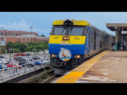 LIRR 8702 pulling into Babylon with a Cannonball drumhead on 509