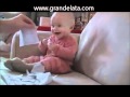 BEBE RINDO COM O PAI RASGANDO O PAPEL ...