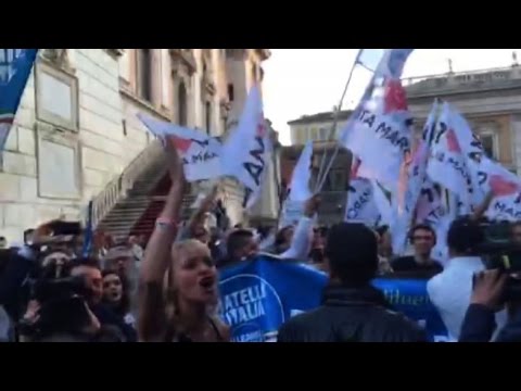 Il Campidoglio si affolla fra favorevoli e contrari a Marino