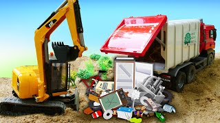 Spielspaß mit Spielzeugautos. Der Müllwagen bringt Müll zur Müllhalde. Spielzeug Video für Kinder
