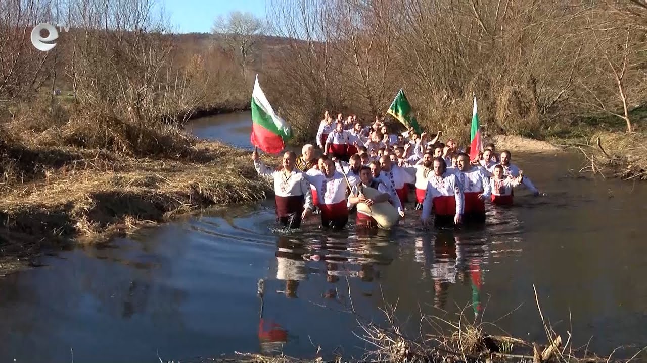 Рекорден брой смелчаци влязоха в р. Харманлийска, за да спасят Богоявленския кръст