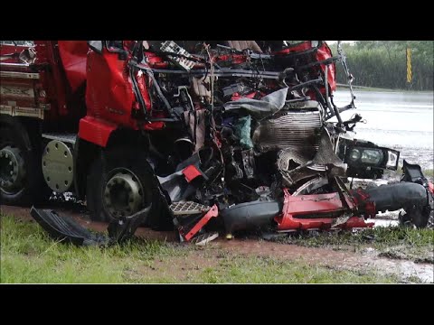 Motorista de caminhão fica preso nas ferragens em acidente na Rodovia Fausto Santomauro