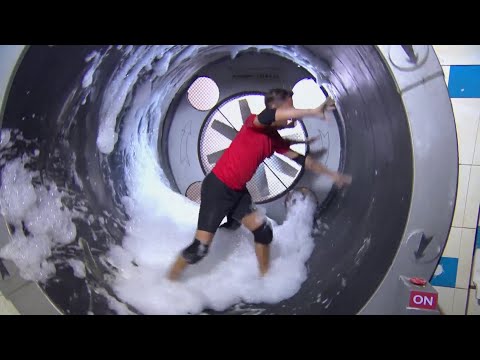 Omöjligt att hålla för skratt när Margaux Dietz och Viktor Frisk "surfar… - Fångarna på fortet (TV4)