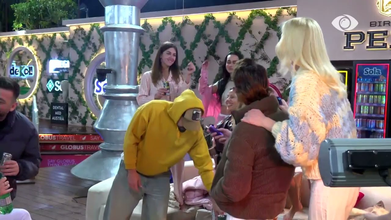 “Krejt shokët e mi…”/ Të qeshura dhe muzikë, banorët vijojnë të kërcejnë dhe këndojnë