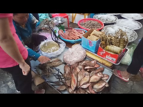 Big Lobsters And Fresh Foods In Market - Food View In Phnom Penh Market