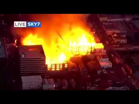 INCENDIO EN EDIFICIO EN OAKLAND, CALIFORNIA