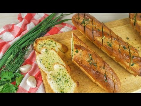 Сливочно чесночное масло на багет. Creamy garlic butter on a baguette