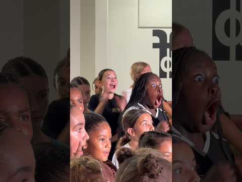 ILS N’EN REVIENNENT PAS ! Voici la musique d’Halloween…🥁 #reaction #halloween #song #danse #viral