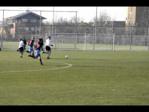 Sharona Abels scoort de 0-1 tegen Overbos