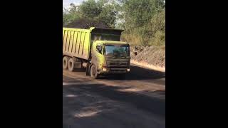 Download lagu story WA truk hino 500 pengangkut batu bara mp3