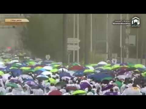 Hujjaj exiting Masjid Namirah after the #Arafah Khutbah and Dhuhr / Asr Salaah. Some groups of Pilgr