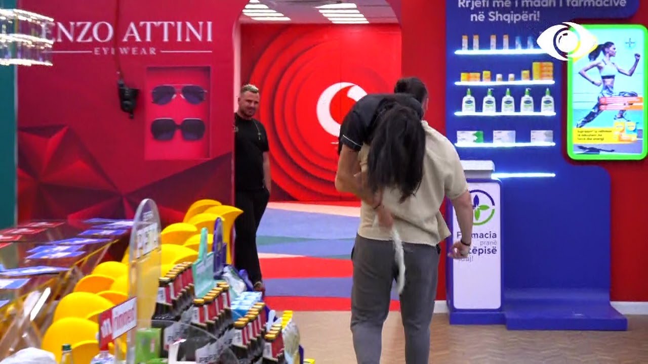 Momente Gazmore/ Gerti mban në krahë Jorin