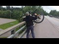 Poika rageaa ja heittää pyörän sillalta!!!!