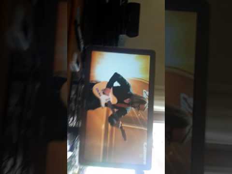 Sieben jährige spielt hard Rock am Schlagzeug