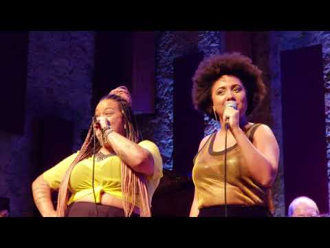 Marina Íris e Marcelle Motta em Pra matar preconceito de Raul DiCaprio e Manu da Cuíca