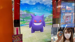 GARAM JUEGA AL JUEGO DE BATALLA POKÉMON ( GAME CENTER EN JAPÓN)